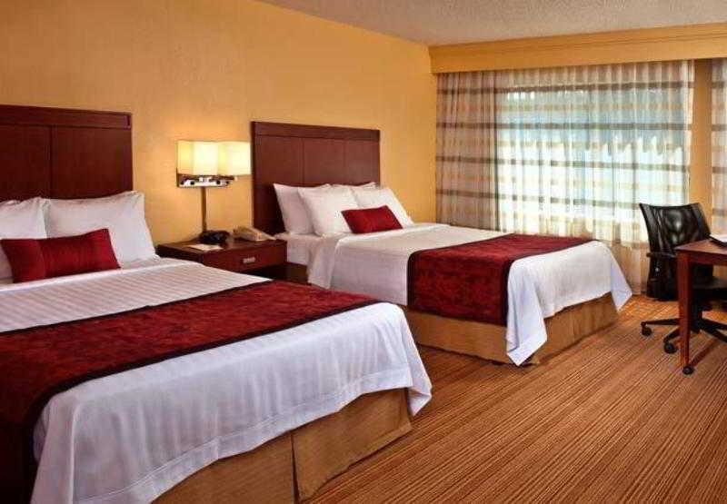 Courtyard By Marriott Fayetteville Room photo